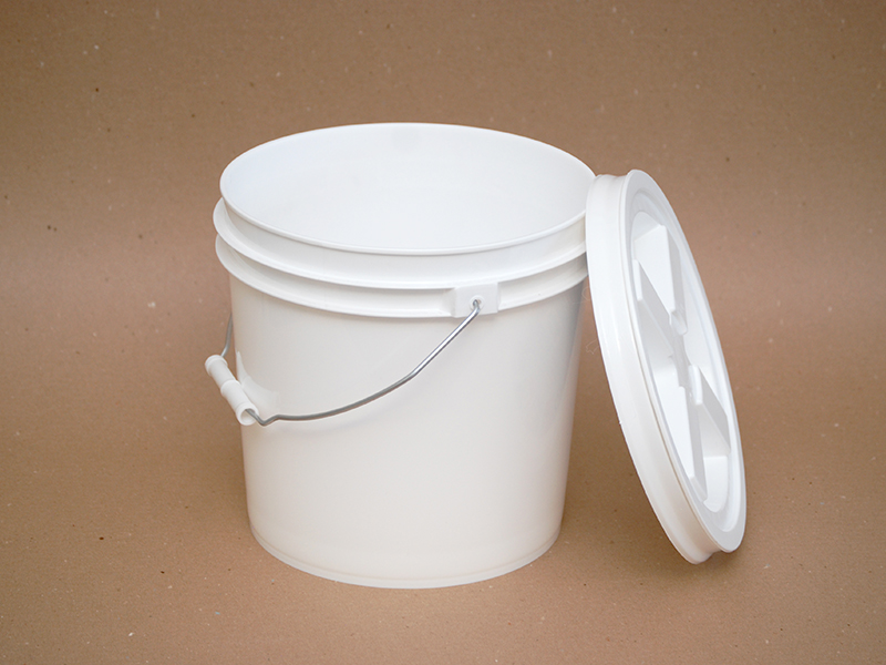 2 Gallon Food Grade Bucket with Easy Airtight Spin Off and Spin On Gamma  Seal Lid Bundle - Lid Has Been Installed to the Bucket